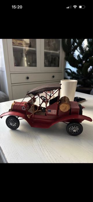 Replika auta w kolorze czerwonym