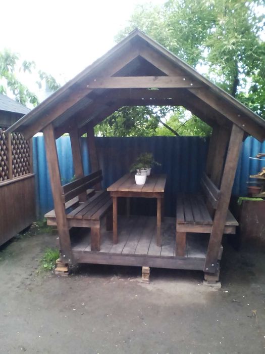 Невелика відкрита альтанка