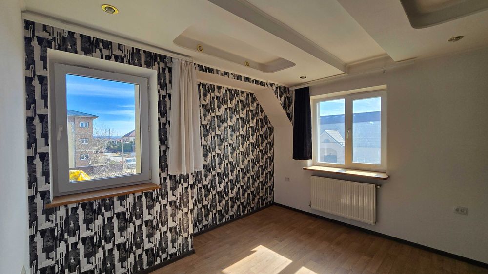 Добротний напівособняк з ремонтом та ділянкою у чудовому місці