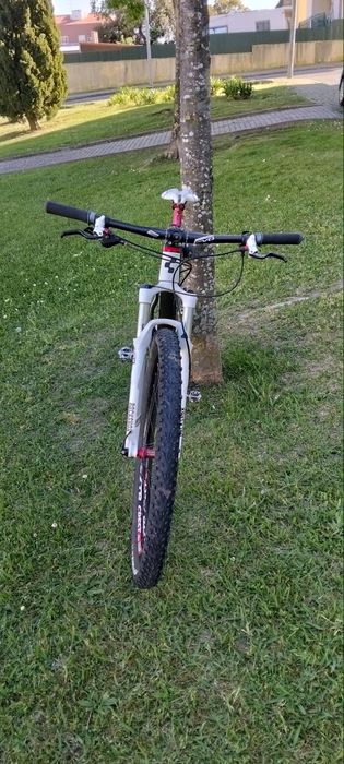 Bicicleta de BTT Cube AMS100