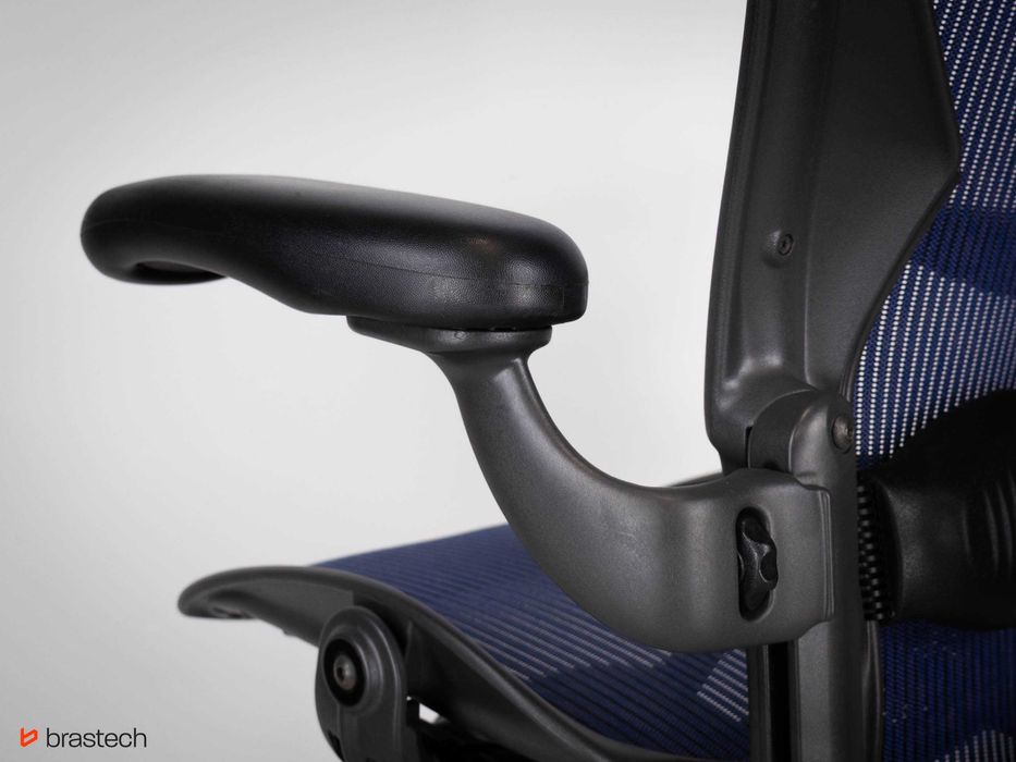 Fotel biurowy Herman Miller Aeron Classic B Niebieska Siatka Zagłówek
