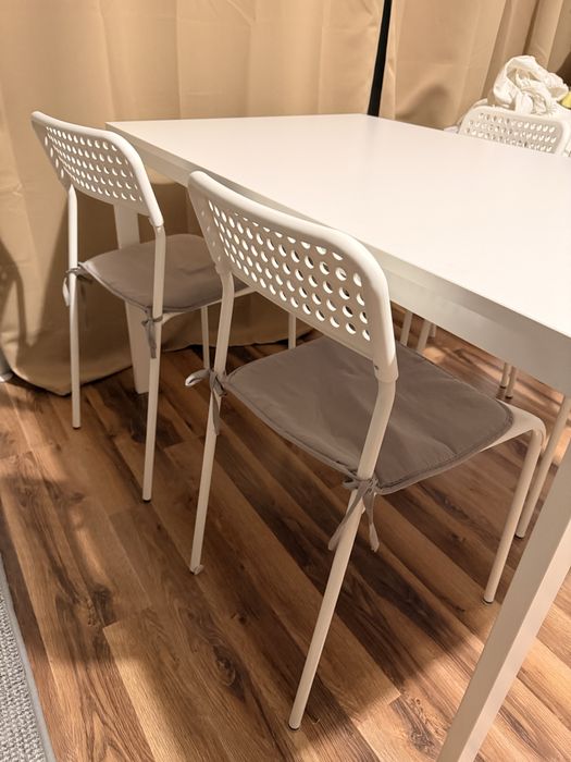 Biały stół Ikea i 4 krzesła