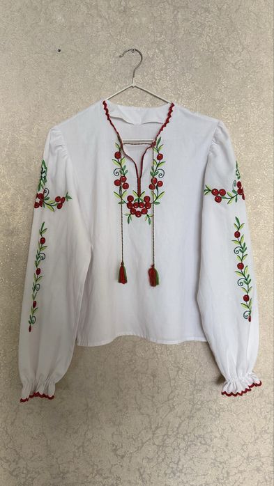 Дитяча вишиванка біла з вишивкою калини вільного крою 120, 128, 134