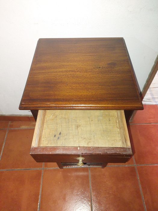 Movel pequeno antigo
