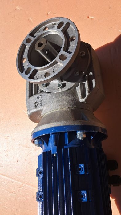 Motoreduktor LENZE 0090kW  2700 Obr/min i=15