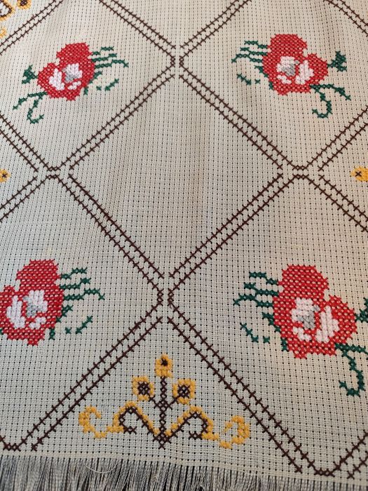 Bieżnik na stół piękny rękodzieło haftowany krzyżykiem