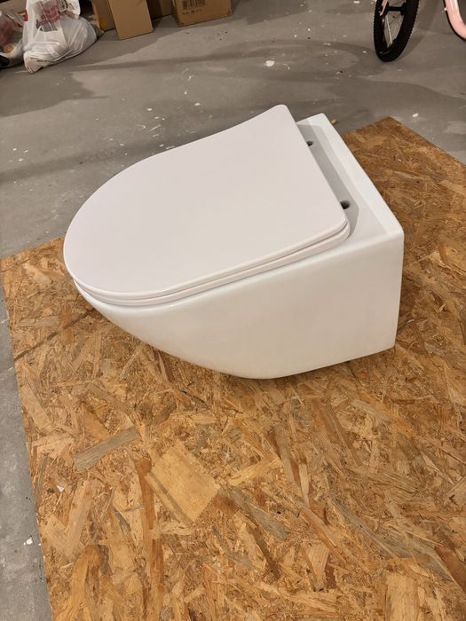 Miska WC wisząca Emporia NOX z wolnoopadającą deską typu slim