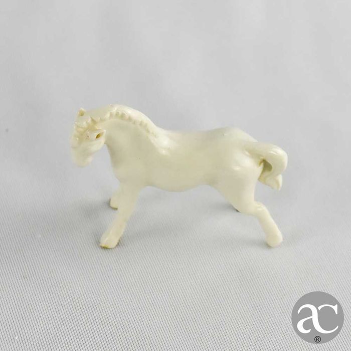 Conjunto de 7 cavalos porcelana da China “Blanc de Chine”