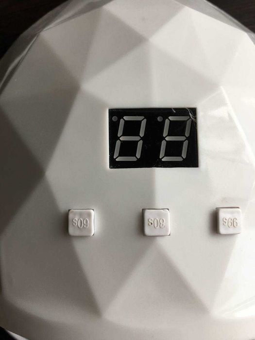 УФ-лампа для сушки нігтів