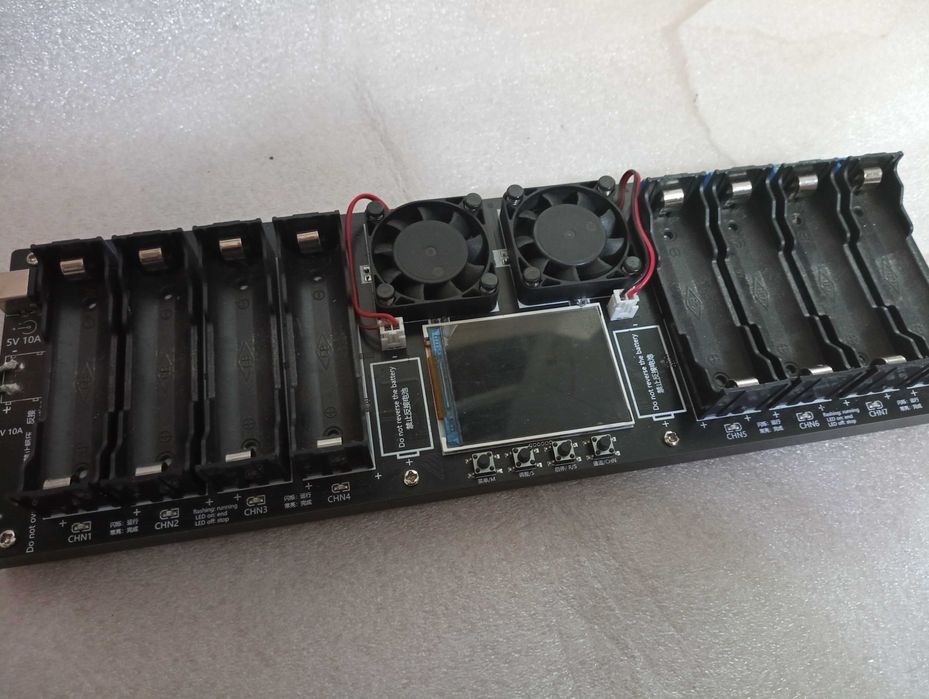 Tester miernik ogniw akumulatorów Li-ion 18650 8x