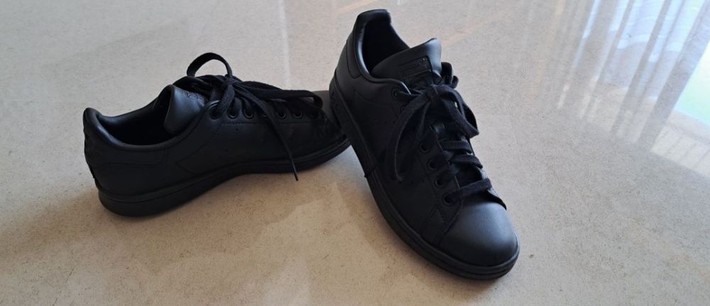 Ténis Adidas pretos Stan Smith.