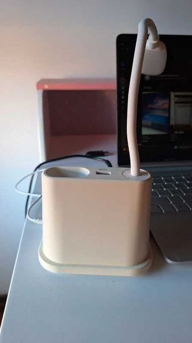 Candeeiro de mesa com USB. Levantar no Porto