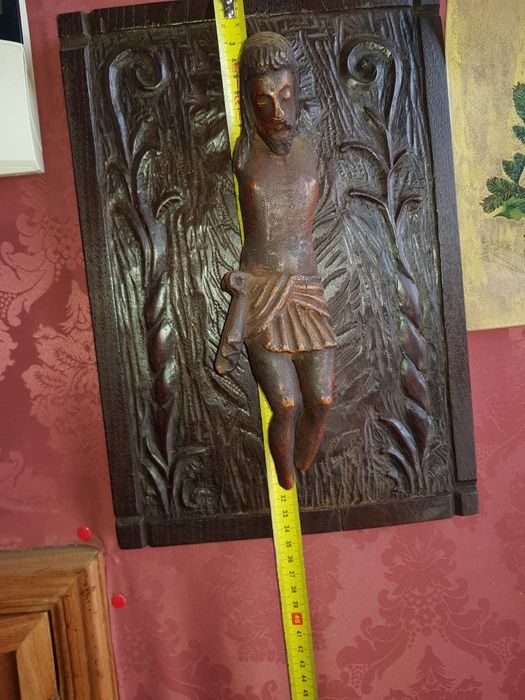 Cristo antigo em madeira em retábulo