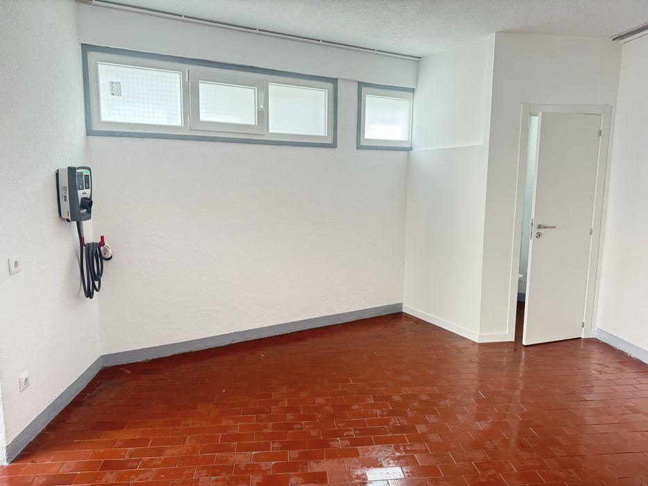 Armazém/ Atividades Comerciais