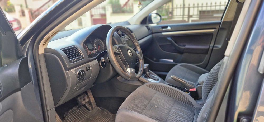 Carrinha muito bem estimada. Para mais informações pode ligar ou mandar msg pelo whatsapp.