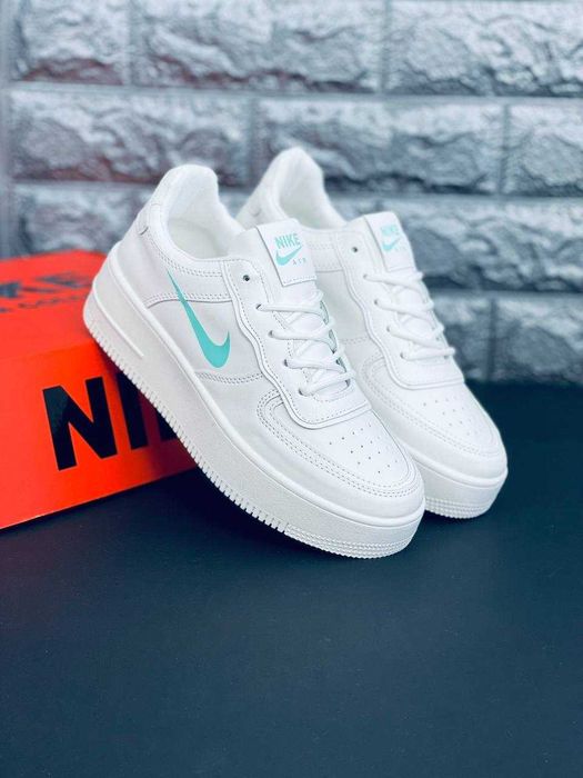 Стильные кожаные найки молодежные красовки Nike / яркие кросы на лето
