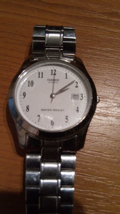 Zegarek Casio Quartz z datownikiem i metalową bransoletą