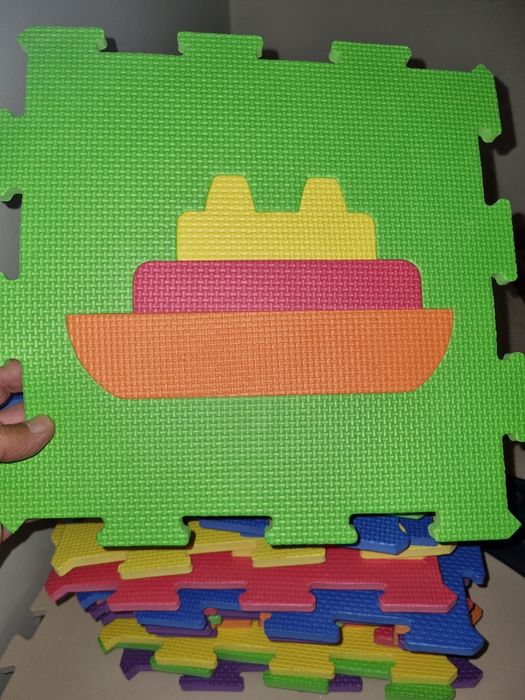 Vendo puzzle de criança