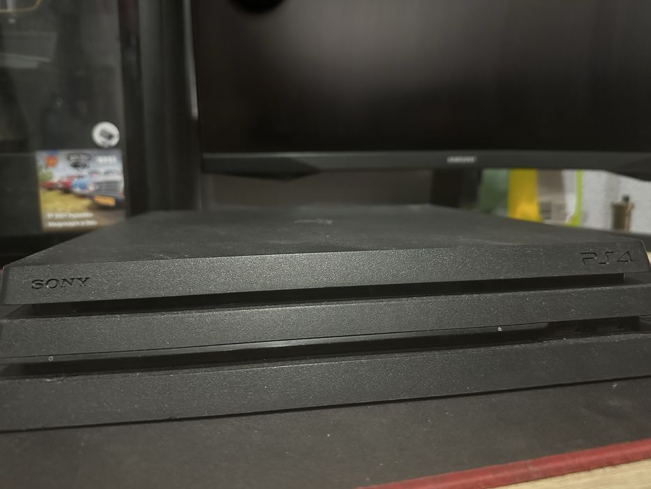 Ps4 pro 1tb + 3 gry i 2 pady