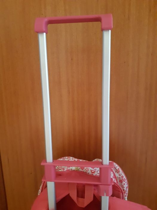 Mochila escolar com trolley com pouco uso