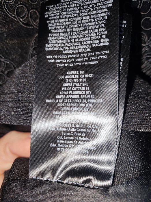 Sukienka mała czarna marki Guess r. S długi rękaw