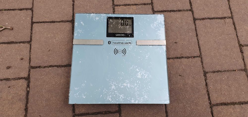 Waga łazienkowa szklana Sanitas SBF 70 S B bluetooth.