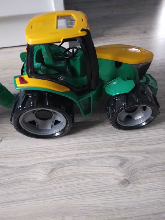 Duży traktor z przyczepą