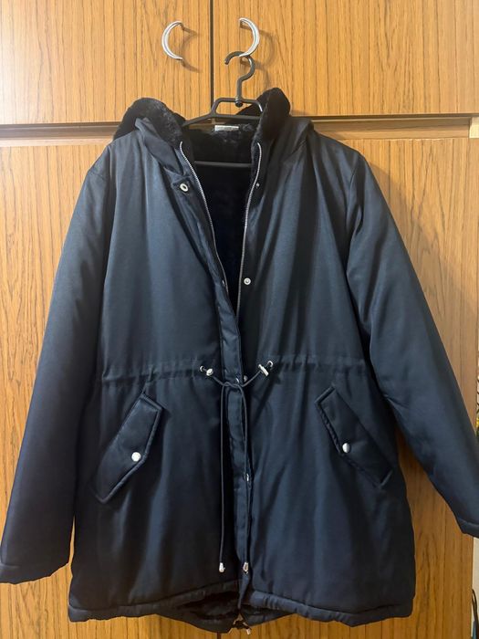 Czarna damska materiałowa kurtka zimowa