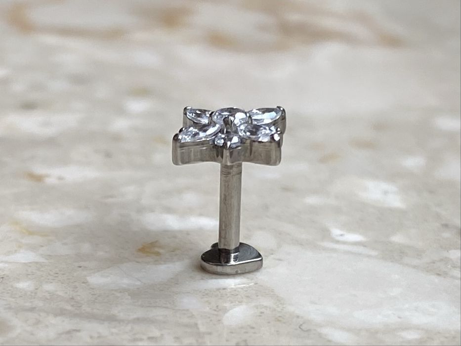 Unisex labret serce 6 mm 16 G kolczyk kwadrat i serce piercing Tytan
