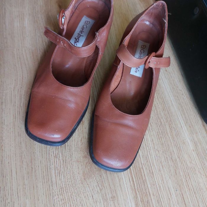 Buty brązowe na slupku