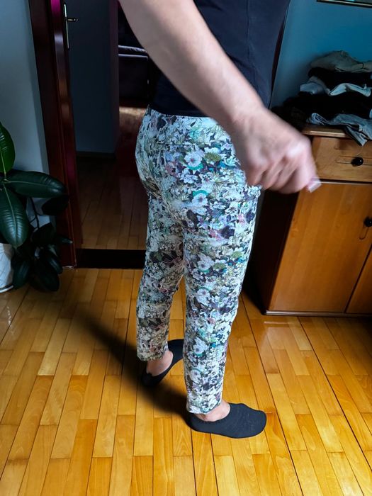 Spodnie 3/4 w kwiatki Zara M