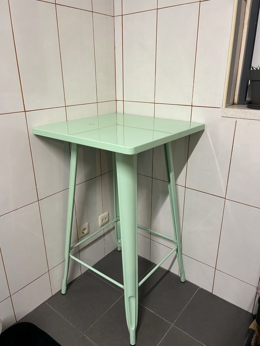 Conjunto de mesa e dois bancos altos de metal verde agua Sklum