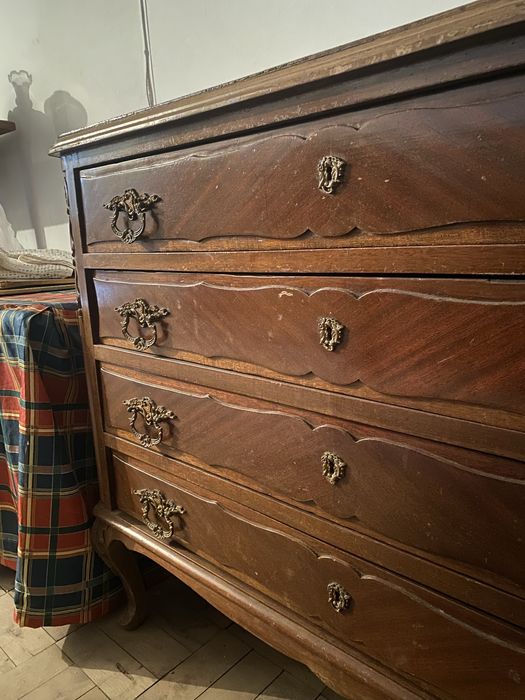 Cómoda Clássica em Madeira com 4 Gavetas