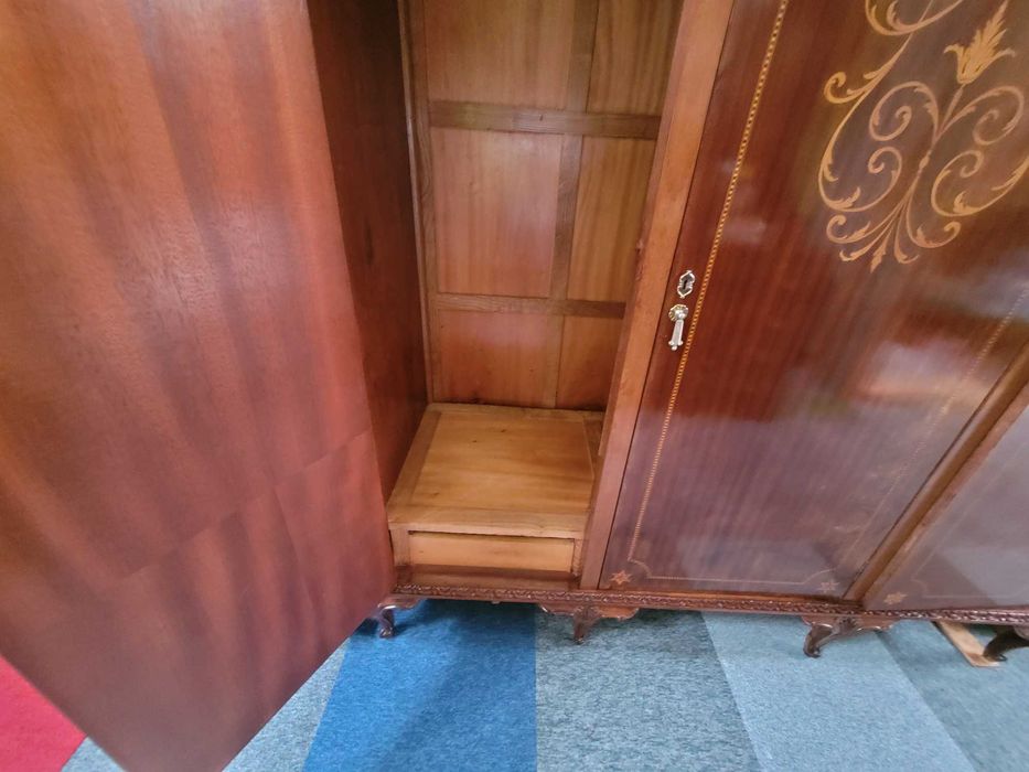 Roupeiro antigo em muito bom estado geral