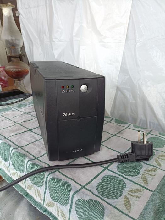 UPS Trust 600VA — Bateria nova