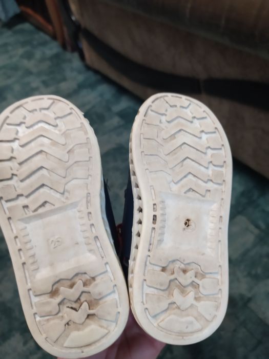 Продам демисезонные кросовки!