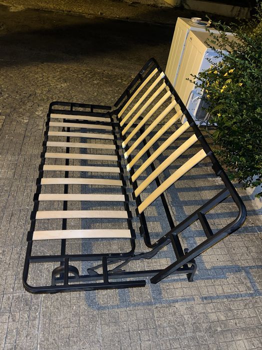 Sofá cama em metal