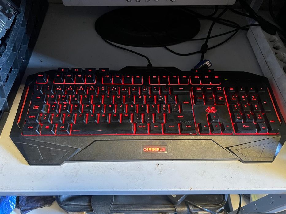 Teclado ASUS Cerberus com iluminação vermelha