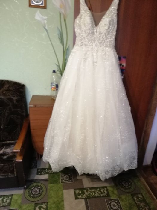 Продам весільну сукню