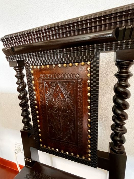 Secretaria antiga entalhada em madeira maciça + cadeira de encosto