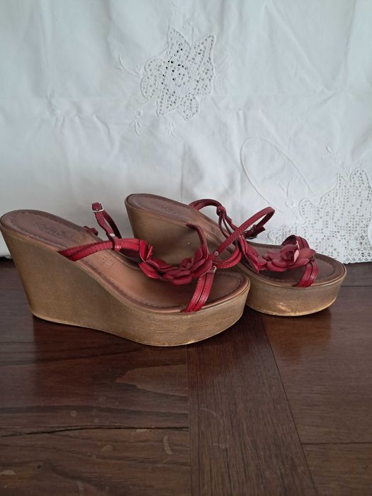 Sandálias vermelhas em pele