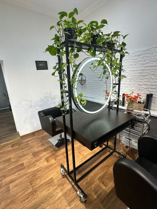 Робоча станція для перукаря, візажиста, бровиста