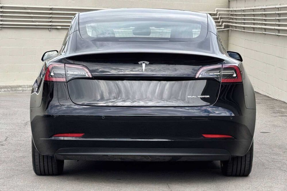 Tesla Model 3 Long Range      2022