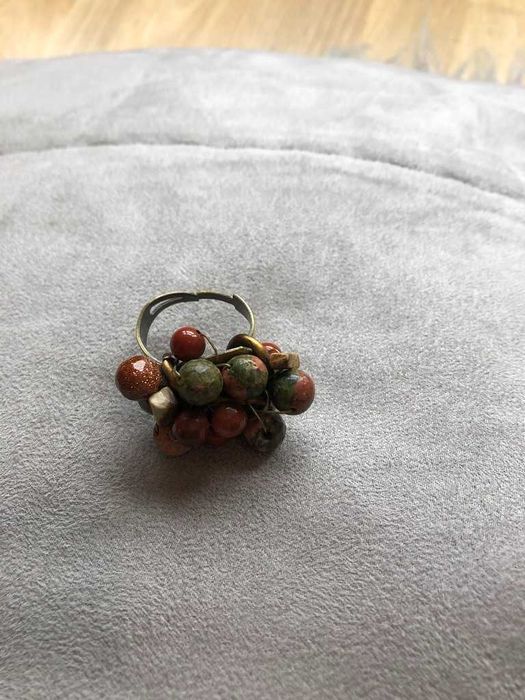 anel com pedras castanhas