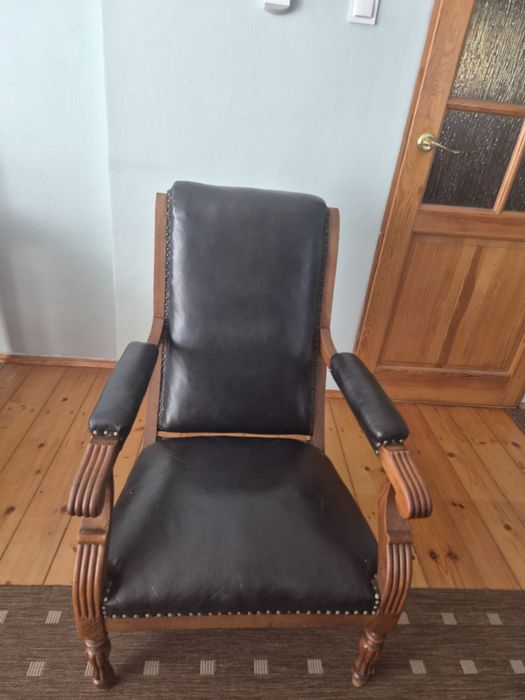 Elegancki fotel gabinetowy z litego drewna – styl kolonialny / klasyczny