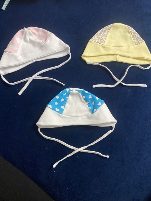 Czapeczki dla noworodka