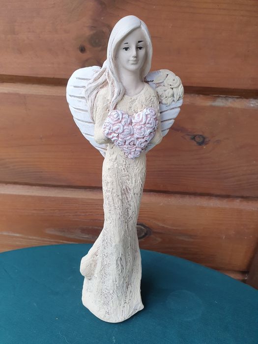 Smukła figurka anioła