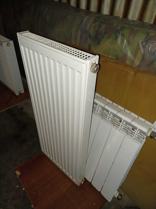 grzejniki dwu- i jednopłytowe: 2 płyty: 100 i 70 cm, 6 szt. też Purmo 40 cm o wys. 60 (jeden 90) cm i gr. 10 cm, 3 szt. 6 cm; łazienkowy 122x40x12 cm