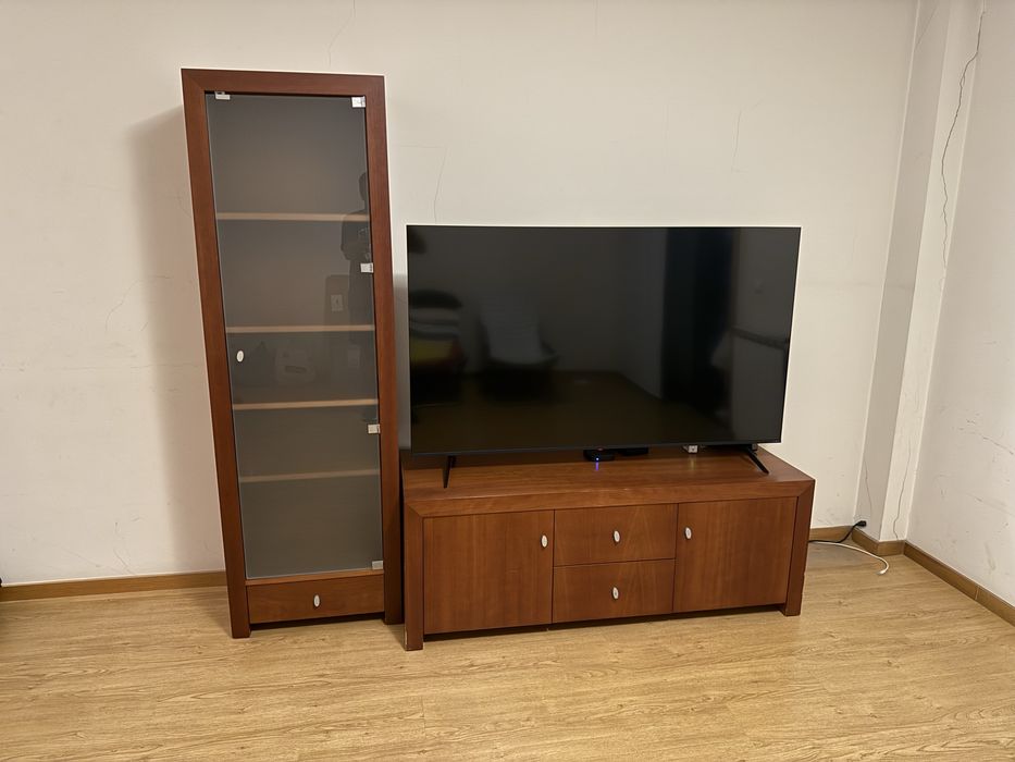 URGENTE(para desocupar)-Móvel para TV (Largura -1.50m Profundidade - 55cm Altura - 56cm). + Cristaleira  (. Alt. - 1,90 m Larg. - 60 cm Prof. - 40 cm)