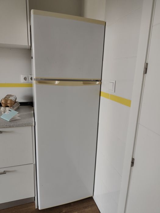 Frigorífico e ccongelador branco